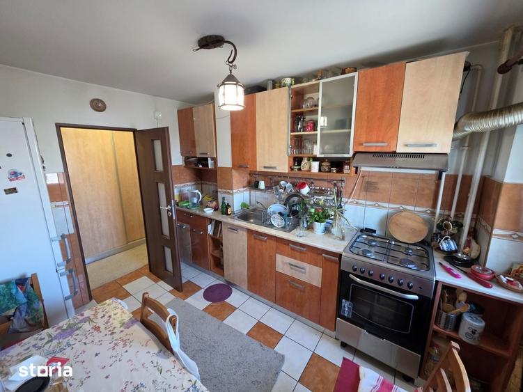 Apartament cu 3 camere semidecomandat în Vatra Luminoasă