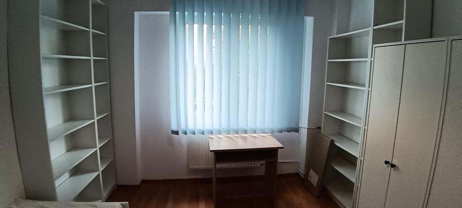 Apartament cu 3 camere semidecomandat în Tineretului