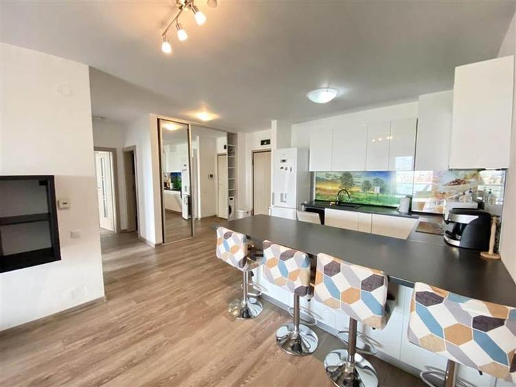 Apartament cu 3 camere circular, mobilat în Central