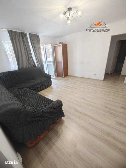 Apartament cu 3 camere semidecomandat în Cetate