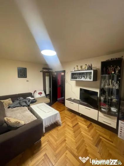 Apartament cu 3 camere semidecomandat, mobilat în Central