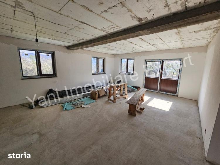 Casă cu 6 camere cu Teren 1175 Mp în Corbi