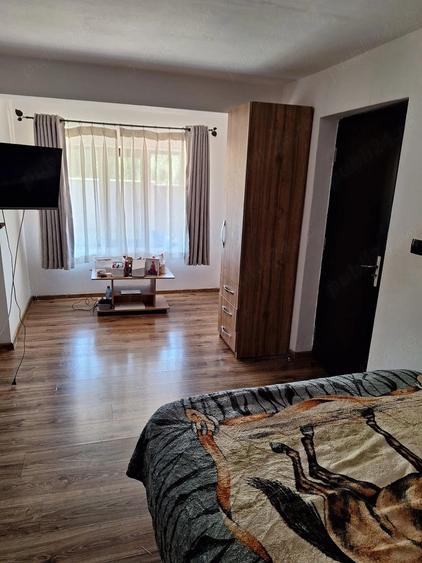 Casă cu 6 camere cu Teren 1600 Mp în Isvarna