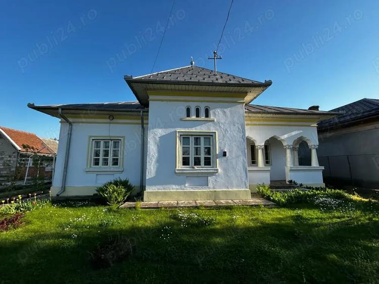 Casă cu 4 camere cu Teren 4500 Mp în Piatra