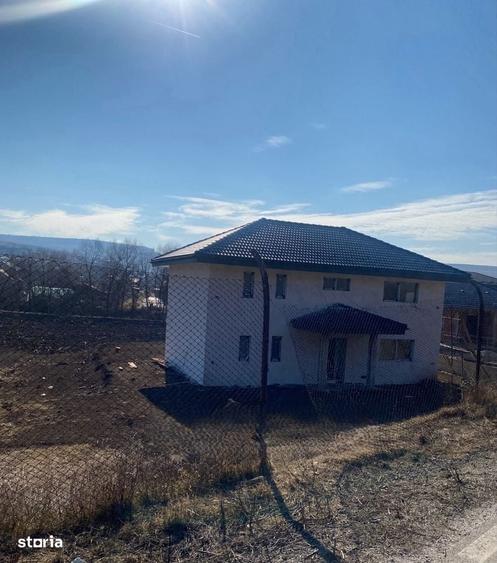 Casă cu 4 camere în Rădaia