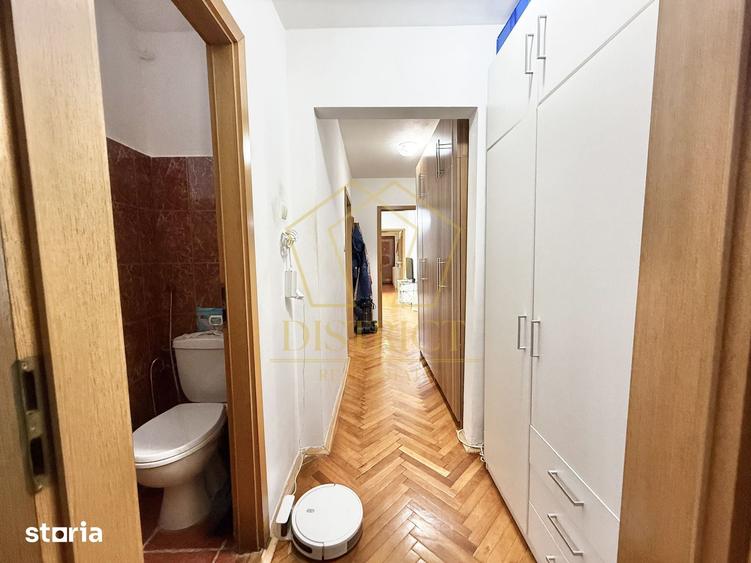 Apartament cu 3 camere semidecomandat în Girocului