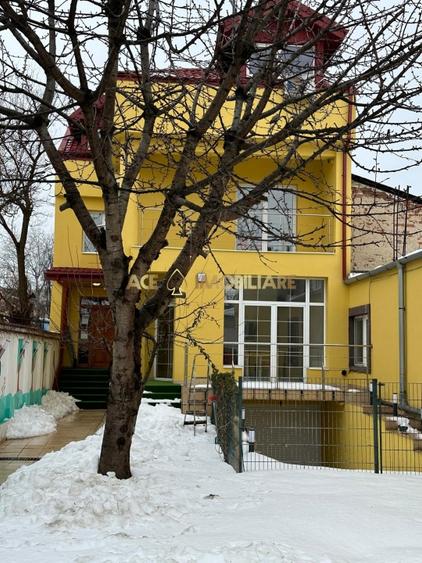 Casă individuală cu 6 camere cu Canalizare în Tineretului
