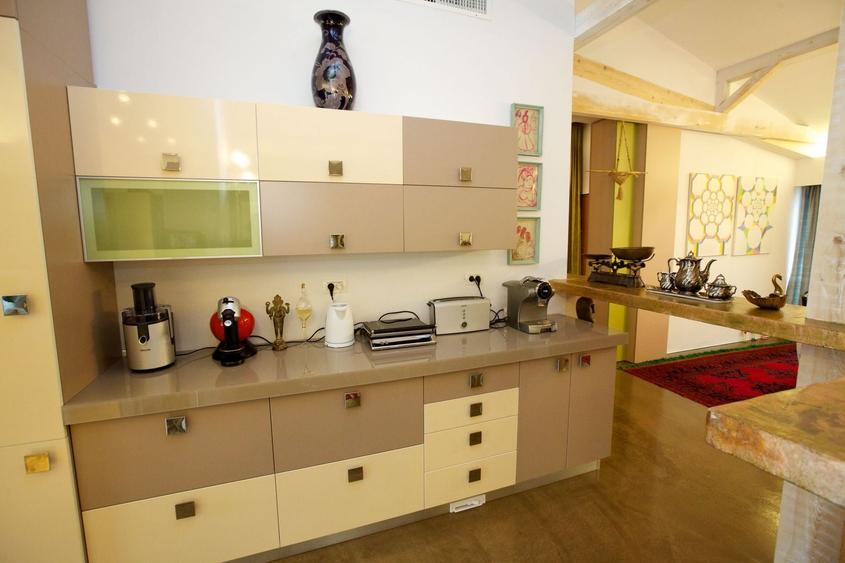 Apartament cu 5 camere decomandat, mobilat în Central