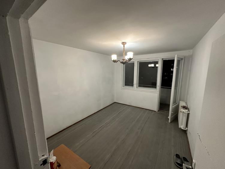 Apartament cu 3 camere semidecomandat în Berceni