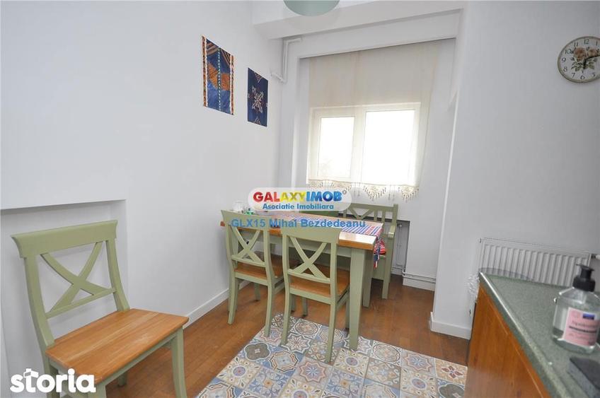 Apartament cu 3 camere semidecomandat, mobilat în Universitate