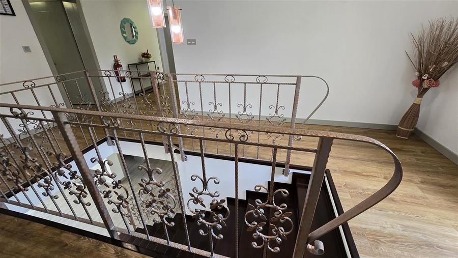 Casă cu 9 camere cu Teren 1845 Mp în Exterior Est