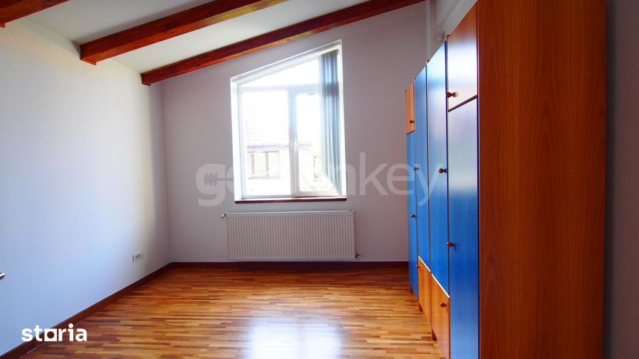 Casă cu 8 camere cu Teren 1000 Mp în Central
