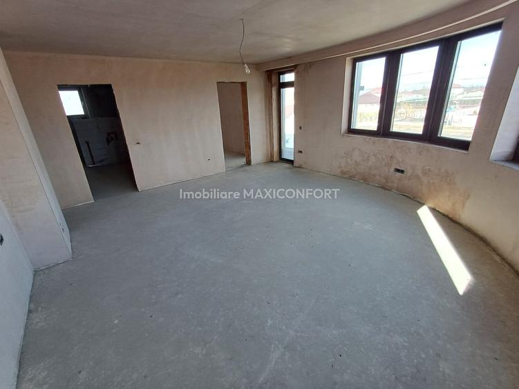 Casă cu 12 camere cu Teren 720 Mp în Cazasu