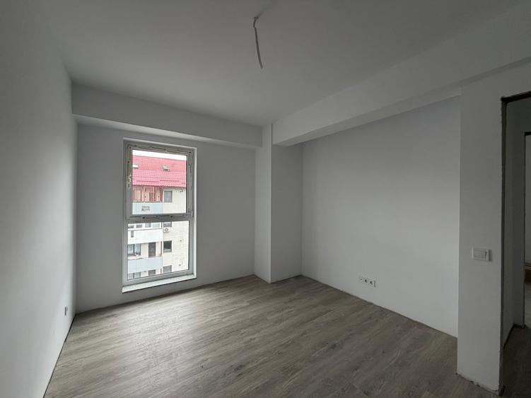 Apartament cu 4 camere semidecomandat în Florești