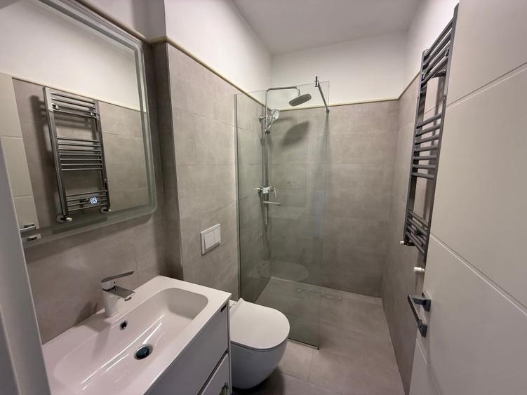 Apartament cu 4 camere decomandat în Băneasa