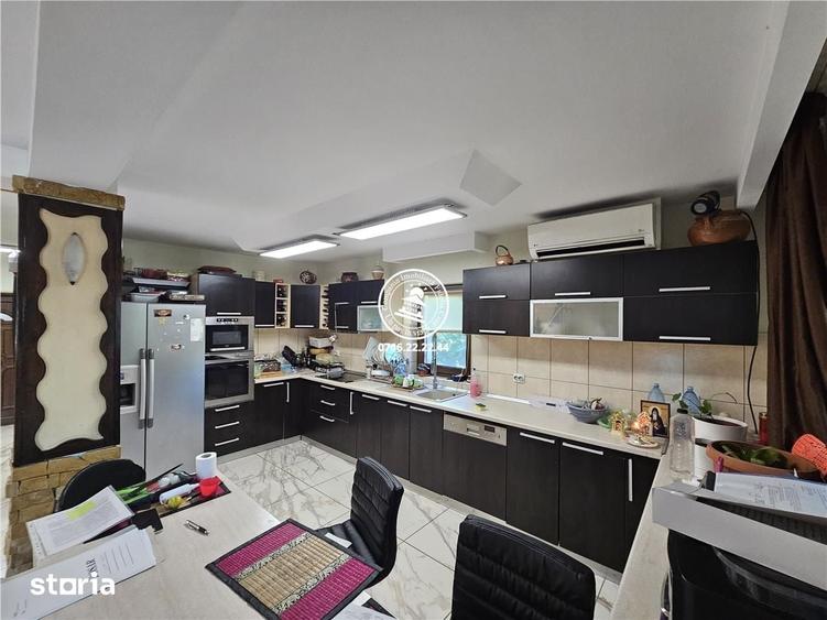 Casă cu 5 camere cu Teren 696 Mp în Aroneanu