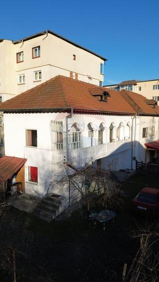 Casă individuală cu 5 camere cu Teren 232 Mp în Central