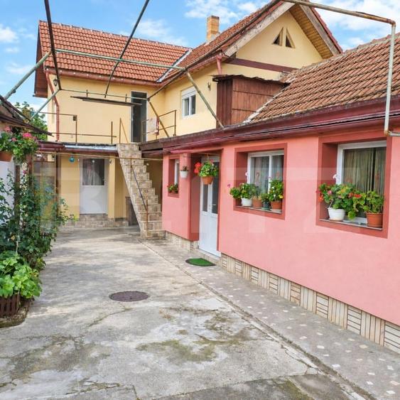 Casă individuală cu 7 camere cu Canalizare în Orăștie