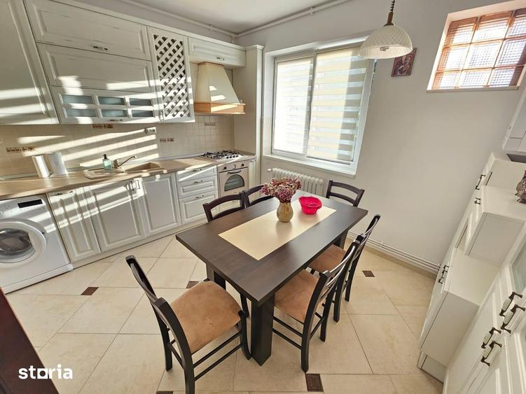 Apartament cu 3 camere decomandat în Plopilor