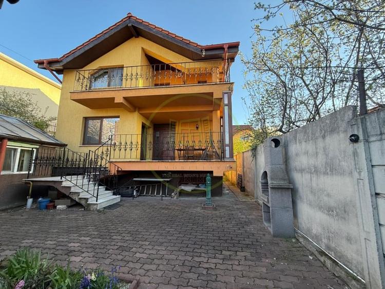 Casă individuală cu 4 camere cu Canalizare în Central