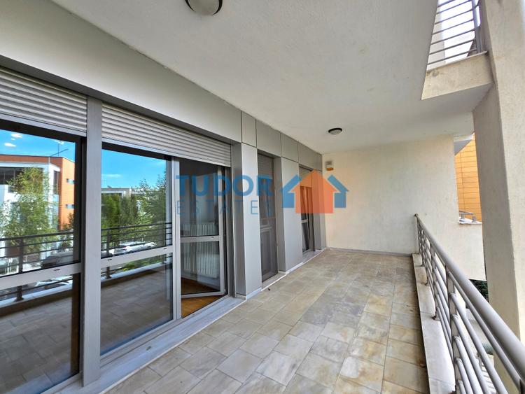 Elegant Multi-Level Home with 4 Bedrooms and Expansive Terraces in Green Lake - 20