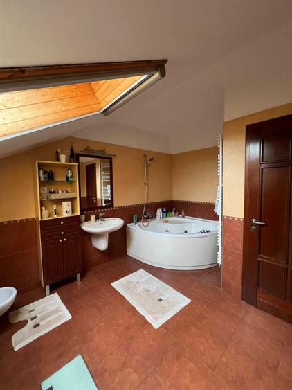 Casa D+P+M situata intr-o zona linistita, la doar cativa pasi de centrul orasului! - 7