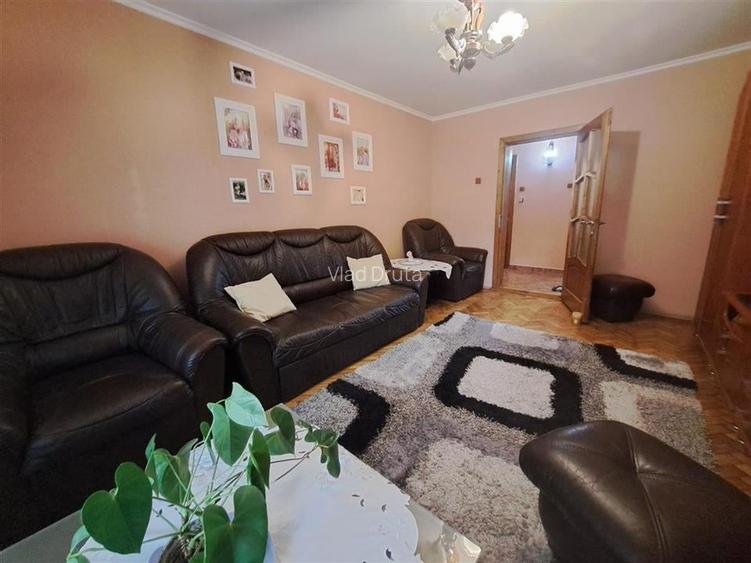 Apartament cu 3 camere decomandat în Central Apartament cu 3 camere decomandat în Central