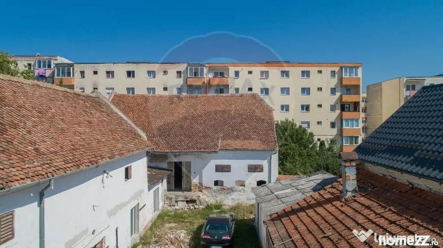 Casă cu 9 camere cu Teren 1236 Mp în Central