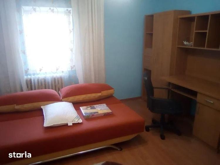 Apartament cu 3 camere semidecomandat în Rovine