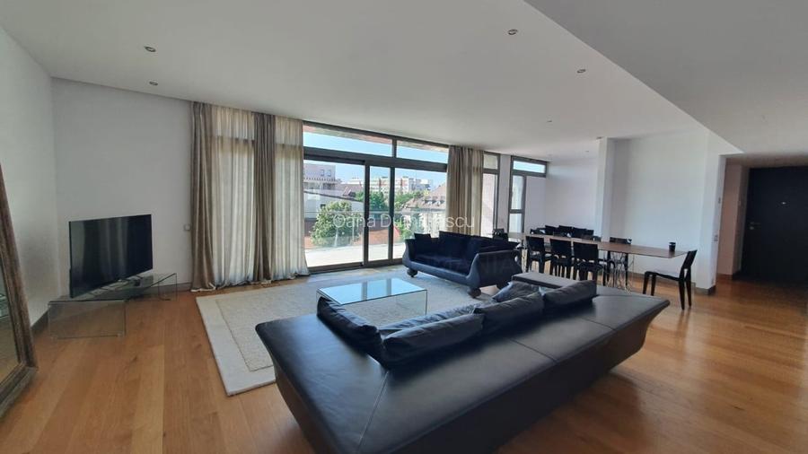 Apartament cu 4 camere decomandat în Kiseleff
