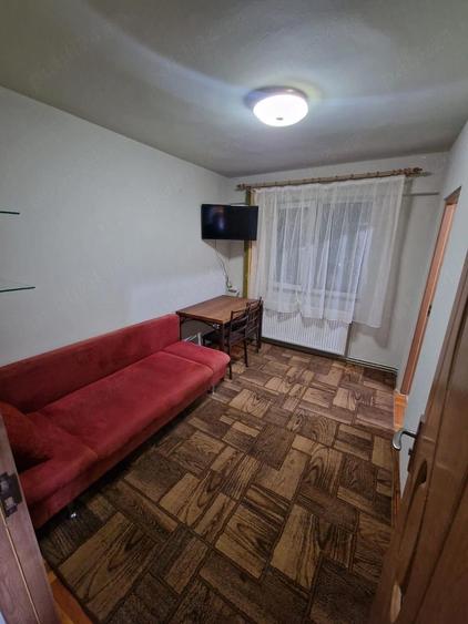 Inchiriez apartament 3 camere - 4