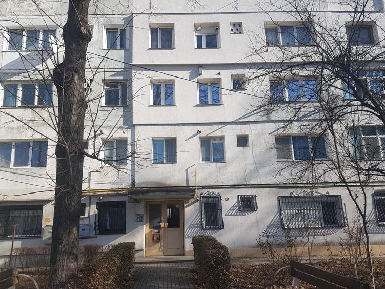 Apartament doua camere, nedecomandat, etaj trei, CT, termopan, balcon, geam baie - 2