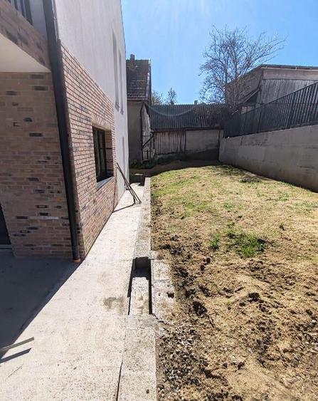 Casa individuala, semifinsata, Floresti - 1