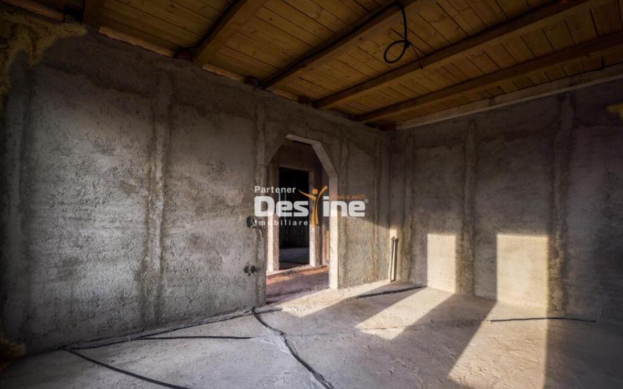 Casa individuala la ro?u cu utilia?i ?i 570 mp teren C - 6