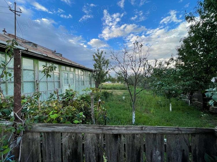 Casa si Gradina de Vanzare Pozitie Centrala pe Loc Drept - 3