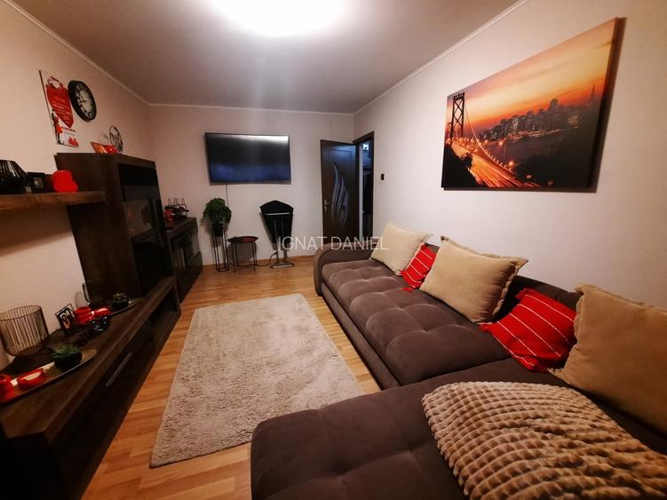 Apartament cu 3 camere decomandat, etaj 1/4, zona Alexandru cel Bun