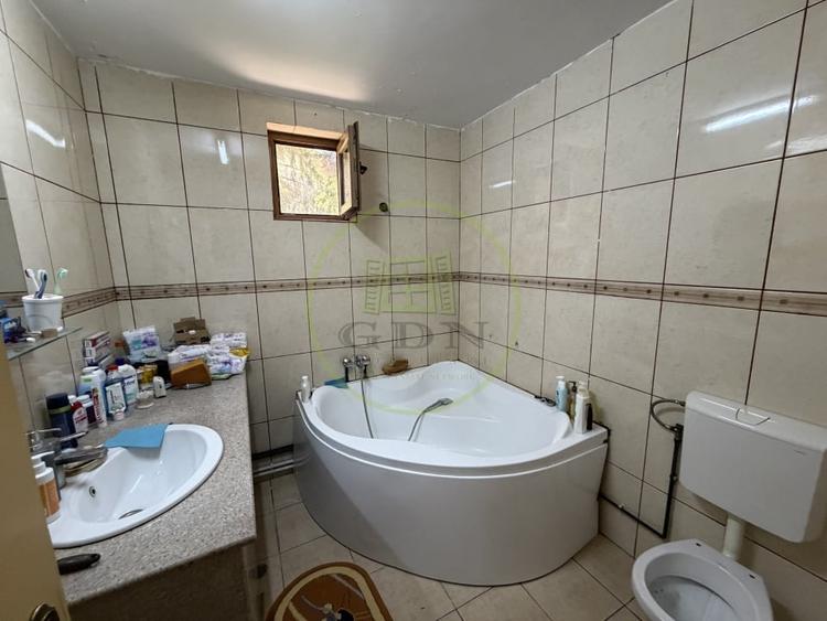 Casă individuală cu 8 camere cu Teren 1787 Mp în Mofleni