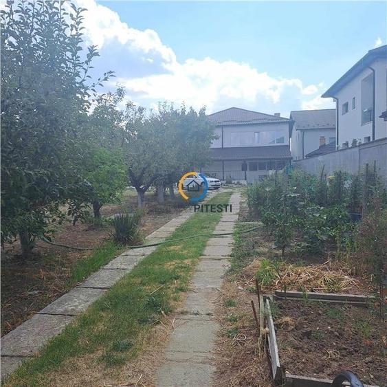 De vanzare teren + vila +anexa zona targului saptamanal, pretabila azil, gradini - 2
