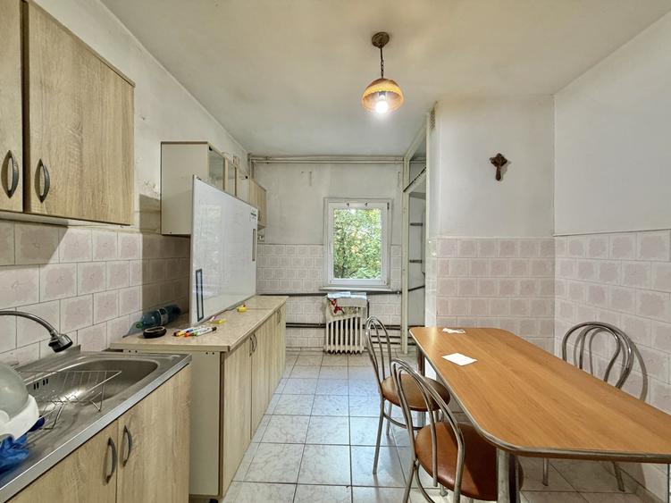 Apartament cu 4 camere decomandat, mobilat în Dâmbovița