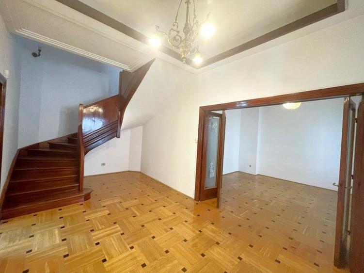 Casă cu 9 camere cu Garaj în Universitate