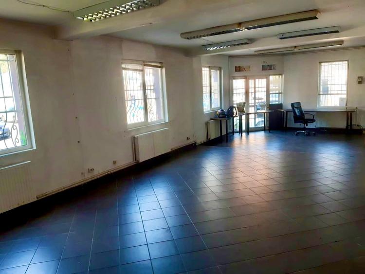 Casă cu 7 camere cu Canalizare în Bucur Obor