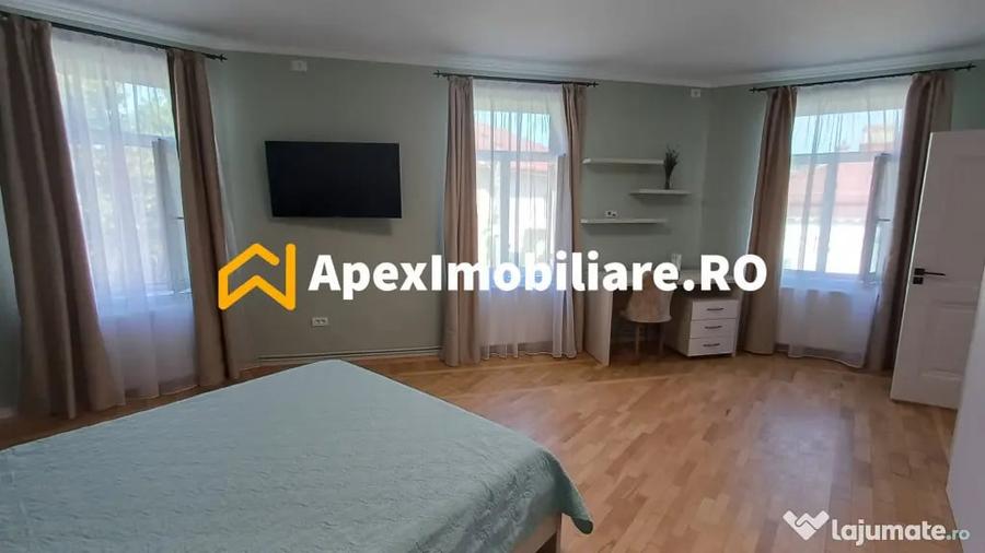 Apartament cu 3 camere semidecomandat în Moșilor