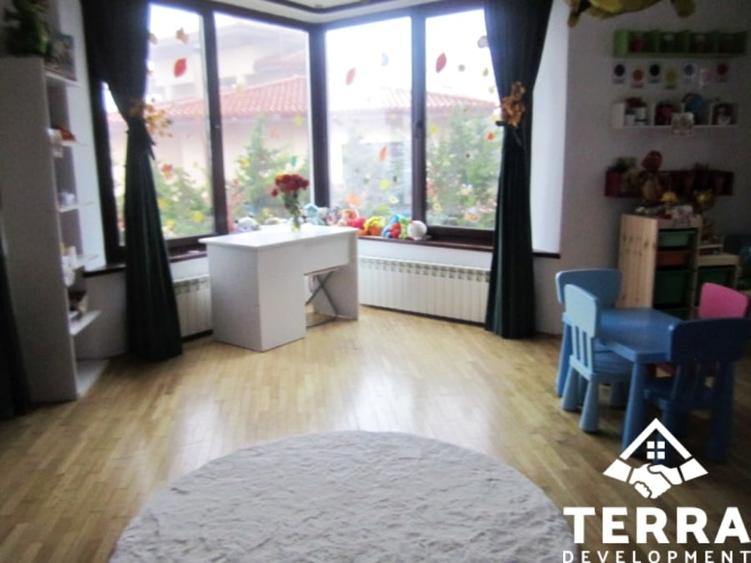 Casă individuală cu 7 camere cu Teren 500 Mp în Central