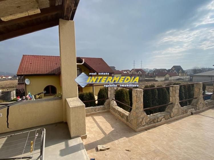 Casă individuală cu 5 camere cu Canalizare în Cetate