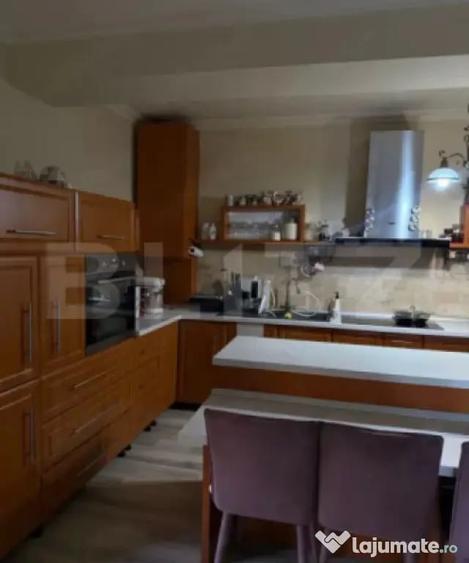 Casă cu 7 camere cu Teren 760 Mp în Sud