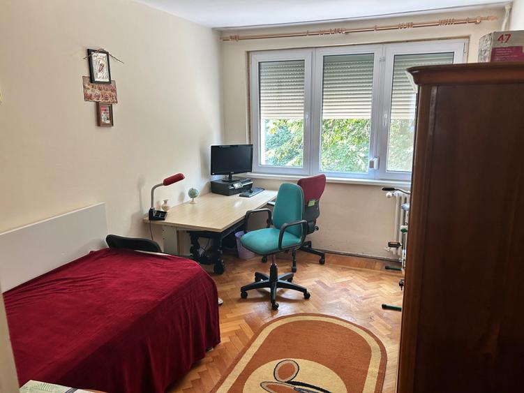 Apartament cu 3 camere semidecomandat în Basarab