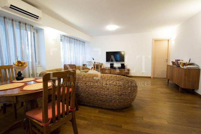 Apartament cu 3 camere semidecomandat, mobilat în P-ța Victoriei