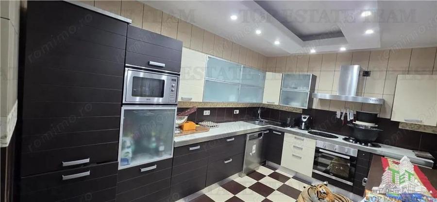 Vila exclusivista 10 camere, 425mp,terasa acoperita imensa de 80mp, teren 970mp, ideala ca investiti - 8