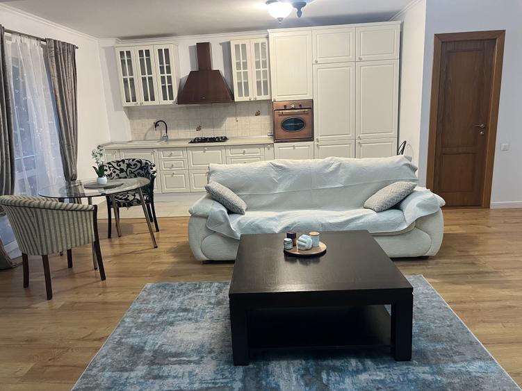 Apartament cu 3 camere decomandat în Ferme