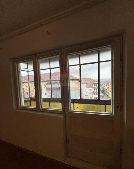 Apartament pe Str. Calugareni, 2 camere, et.3 - 18